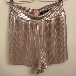 Shinny pink pleated shorts